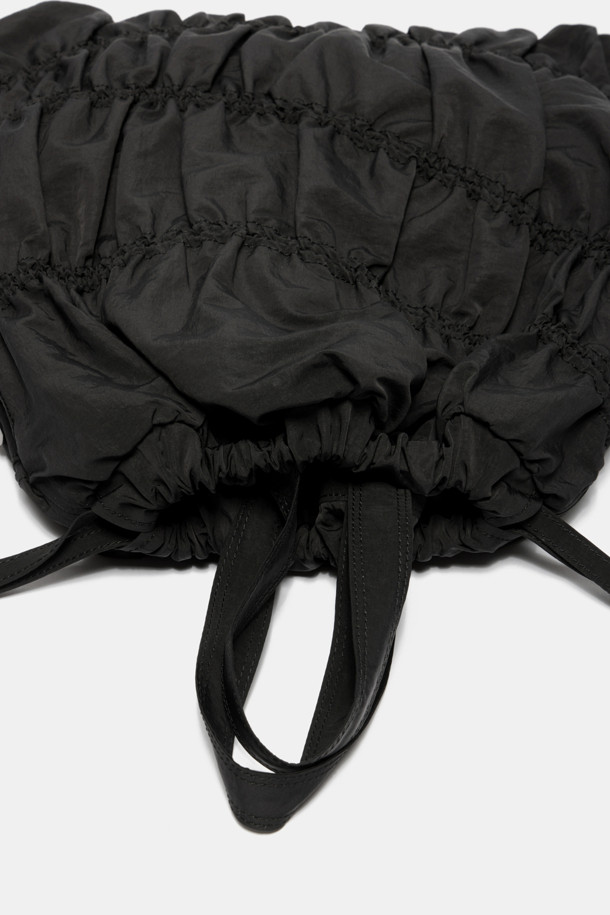 에버 셔링 백팩 36은 여성용 미디엄 사이즈 백팩입니다. 세련된 셔링 디자인과 무지 패턴의 블랙 컬러가 미니멀, 캐주얼, 시크 스타일을 연출합니다. 13인치 태블릿/아이패드 수납이 가능하며, 내부 오픈 포켓 1개와 지퍼 포켓 1개로 실용성을 더했습니다. 조절 가능한 스트랩과 사각 디자인으로 편안하게 착용 가능하며, 출근룩과 여행룩에 모두 잘 어울립니다. 나일론 소재로 제작되어 내구성이 뛰어나며, 지퍼형 잠금 방식으로 소지품을 안전하게 보관할 수 있습니다.
