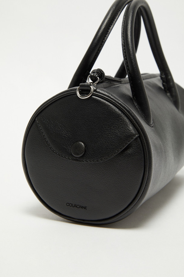 빌로 토트 26은 부드러운 촉감의 합성가죽 소재로 제작되어 편안한 착용감을 선사합니다. 엠보싱 패턴과 실버 하드웨어 장식이 어우러져 캐주얼하면서도 엘레강스한 스타일을 연출합니다. 가볍고 실용적인 디자인으로 3way 멀티 코디네이션이 가능하며, 탈부착 가능한 숄더 스트랩과 내부 포켓, 외부 플랩 포켓을 갖춰 수납력을 높였습니다. 일상생활뿐만 아니라 쇼핑이나 카페 방문 시에도 잘 어울리는 아이템입니다. 여름철에도 시원하게 착용할 수 있으며, 관리가 용이하여 실용적입니다.
