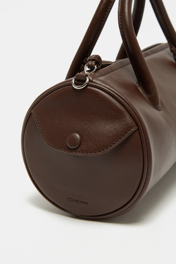 Bilo(빌로) 토트 26은 여성용 미디엄 사이즈 토트백입니다. 부드러운 촉감의 합성가죽 소재에 엠보싱 패턴으로 세련된 느낌을 더했습니다. 숄더 스트랩 탈부착이 가능하며, 3way 착용이 가능하여 활용도가 높습니다. 내부 우측 포켓 1개와 외부 플랩 포켓 1개로 수납력을 높였고, 생활방수 기능과 오염 방지 기능으로 실용성을 더했습니다. 데이트룩, 쇼핑룩 등 다양한 TPO에 미니멀, 클래식, 캐주얼 스타일로 매치하기 좋습니다.
