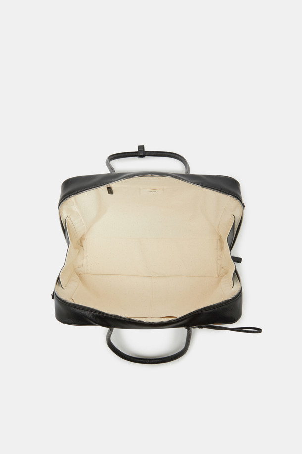 듀 토트 39는 여성용 미디엄 사이즈 토트백으로, 오피스룩, 출근룩, 모임룩에 잘 어울리는 가방입니다. 블랙 색상의 무지 패턴에 합성가죽 소재를 사용하여 클래식, 미니멀, 시크한 스타일을 연출합니다. 사각형 디자인에 지퍼형 잠금 방식을 갖췄으며, 방수 및 생활 방수 기능을 제공하여 실용성을 더했습니다. 3-way 컨버터블 디자인으로 탈부착 가능한 스트랩을 활용할 수 있으며, 내부 지퍼 포켓과 13인치 아이패드 수납이 가능합니다. 실버 하드웨어와 탈부착 가능한 미러 참 세트로 포인트를 더했습니다.
