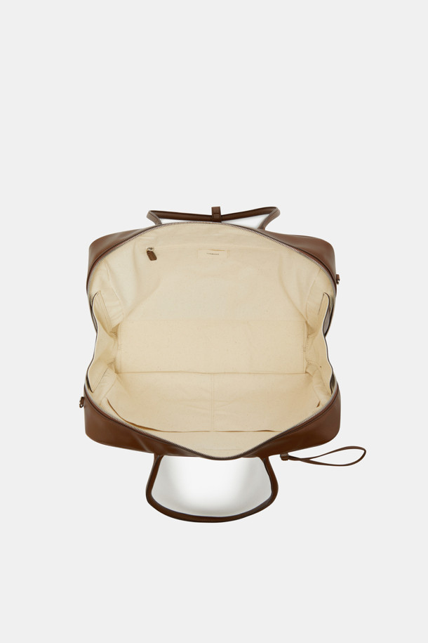 듀 토트 39는 부드러운 드레이핑 실루엣과 사각 형태가 돋보이는 여성 토트백입니다. 미디엄 사이즈로 제작되어 13인치 아이패드 수납이 가능하며, 내부 지퍼 포켓이 있어 소지품을 안전하게 보관할 수 있습니다. 합피 소재에 무지 디자인으로 클래식하고 모던한 스타일을 연출하며, 탈부착 스트랩과 미러 참 액세서리로 다양한 스타일을 소화할 수 있습니다. 출근룩과 오피스룩에 잘 어울리며, 3-way 멀티 스타일(토트/숄더/크로스바디)로 활용도가 높습니다. 아이폰, 아이패드, 맥북 프로까지 수납 가능한 실용적인 데일리 가방입니다.
