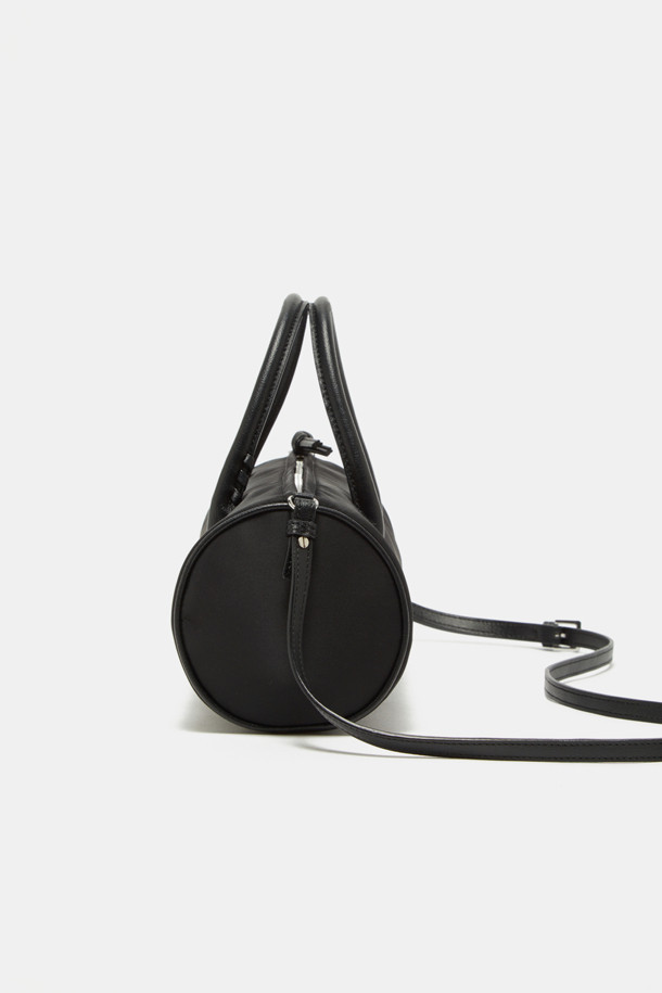 빌로 토트 26 나일론 토트백은 여성용 가방으로, 가볍고 실용적인 디자인이 특징입니다. 무지 패턴의 원통형 디자인에 실버 하드웨어 장식이 더해져 미니멀, 캐주얼, 클래식 스타일을 연출합니다. 3-way 착용이 가능하며, 내부 오픈 포켓 1개와 외부 플랫 포켓 1개가 있어 수납력을 높였습니다. 숄더 스트랩 탈부착으로 다양한 스타일을 연출할 수 있으며, 일상 및 동네 마실룩, 쇼핑룩에 적합합니다. 컴팩트한 사이즈로 가볍게 들고 다니기 좋습니다.
