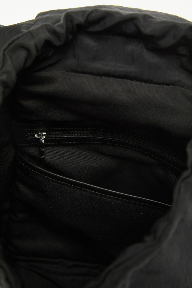 Bagel Backpack 28 (베이글 백팩 28)은 미니멀하고 세련된 디자인의 백팩입니다. 블랙 컬러의 무지 디자인에 가죽 패치 장식으로 포인트를 주어 클래식하면서도 캐주얼한 스타일을 연출합니다. 28 사이즈의 미디엄 백팩으로, 나일론, 가죽, 메쉬 소재를 사용하여 내구성과 통기성을 높였습니다. 넉넉한 수납공간과 조절 가능한 스트랩, 다양한 포켓(외부 4개, 내부 지퍼 포켓 1개, 오픈 포켓 1개, 메쉬 포켓)은 여행룩, 출근룩 등 다양한 TPO에 맞춰 실용적으로 사용할 수 있습니다. 중앙 지퍼 디자인과 실버/블랙 하드웨어의 조화가 돋보이는 백팩입니다.
