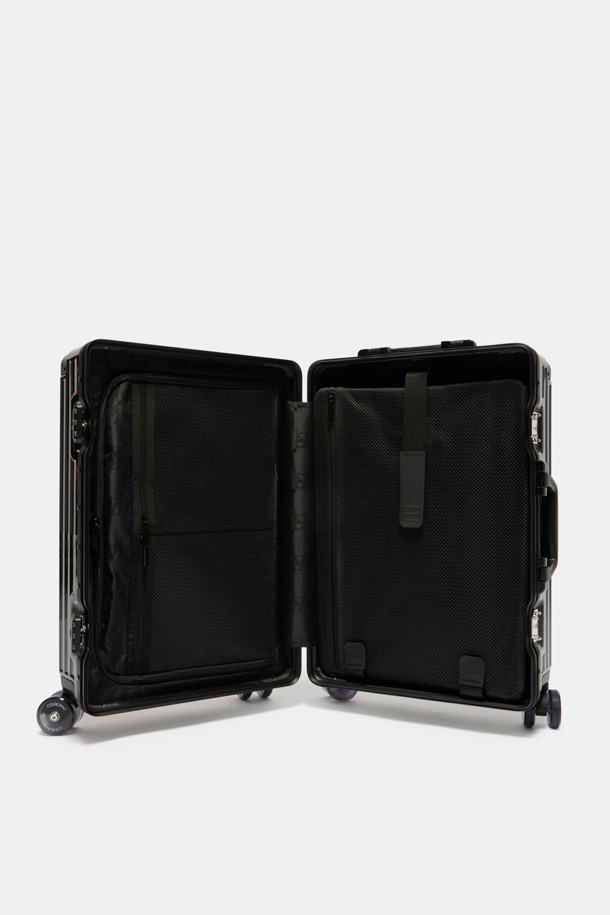 Bagel Luggage 20은 튼튼한 폴리카보네이트와 알루미늄 소재로 제작된 블랙 색상의 미디엄 사이즈 여행용 캐리어입니다. 내구성을 높이는 알루미늄 프레임과 코너 가드, 충격 방지 기능, TSA 잠금장치, 도난 방지 기능, 부드러운 우레탄 바퀴, 그리고 내용물 분리를 돕는 수납공간 구성으로 안전하고 편리한 여행을 지원합니다. 사각 디자인과 다이얼 잠금 방식을 갖춘 이 캐리어는 경량, 내열성을 더하여 여행의 동반자로서 훌륭한 선택이 될 것입니다.
