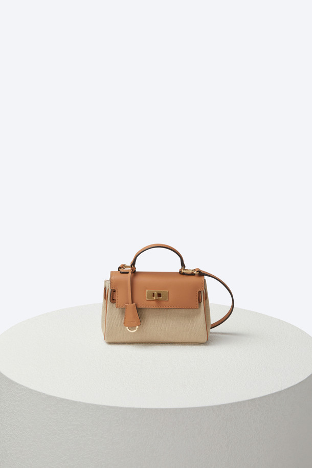 스테파니 클래식 미니어처 18은 여성용 토트백으로, 아이보리 색상의 소가죽과 캔버스 소재로 제작되었습니다. 미니멀한 사이즈에 무지 패턴, 골드/실버 하드웨어 장식이 돋보이며, 내부 통수납과 2개의 내부 포켓, 뒷판 오픈 포켓 1개로 실용성을 더했습니다. 조절 가능한 숄더 스트랩으로 다양한 스타일 연출이 가능하며, 휴대폰 수납에 용이합니다. 데이트룩, 모임룩, 일상에서 캐주얼하면서도 클래식한 스타일을 완성할 수 있습니다.
