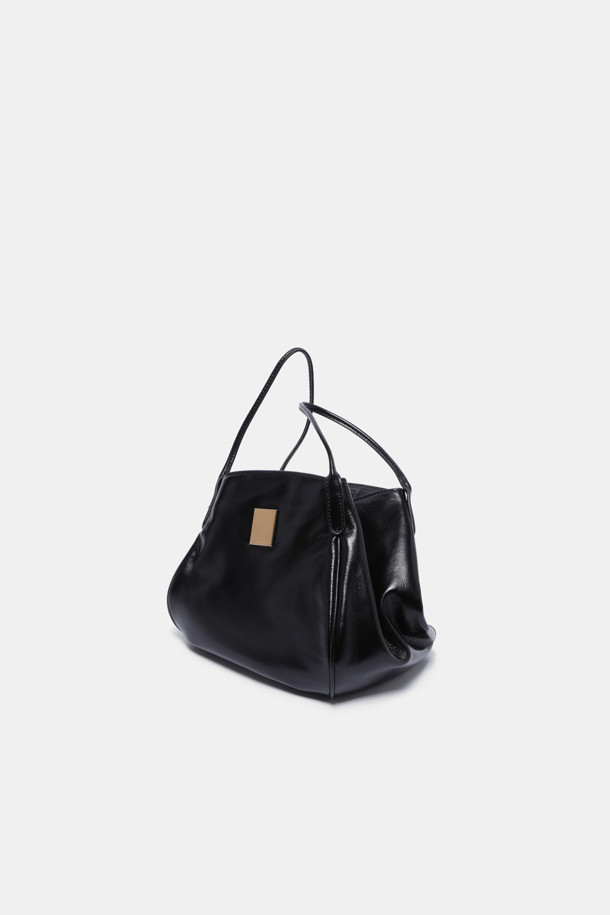 모스코뮬(Moscow Mule) 크로스 19는 여성용 미디엄 사이즈 블랙 소가죽 크로스백입니다. 클래식하고 미니멀한 무드를 연출하며, 출근룩과 모임룩에 모두 잘 어울립니다. 골드 하드웨어 장식이 돋보이며, 3way 연출이 가능하여 다양한 스타일을 소화할 수 있습니다. 탈부착 가능한 스트랩과 사이즈 조절 기능으로 실용성을 높였으며, 사각 쉐입에 광택감 있는 가죽과 자연스러운 주름이 고급스러운 느낌을 더합니다. 내부 포켓 1개와 외부 포켓 1개로 수납력을 높였습니다.
