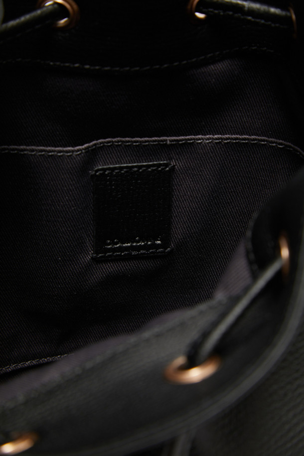 멜리아 크로스 15는 여성 고객을 위한 미디엄 사이즈의 버킷백입니다. 소가죽 소재에 격자무늬 패턴과 골드 도금 장식이 더해져 클래식, 미니멀, 시크한 스타일을 연출합니다. 탈부착 가능한 스트랩으로 숄더, 크로스, 핸들 스트랩 등 3가지 방식으로 활용 가능하며 내부 수납 포켓이 있어 실용적입니다. 데이트룩, 출근룩, 모임룩 등 다양한 TPO에 매치하여 세련된 스타일을 완성해 보세요. 무라벨 디자인으로 심플함을 더했습니다.
