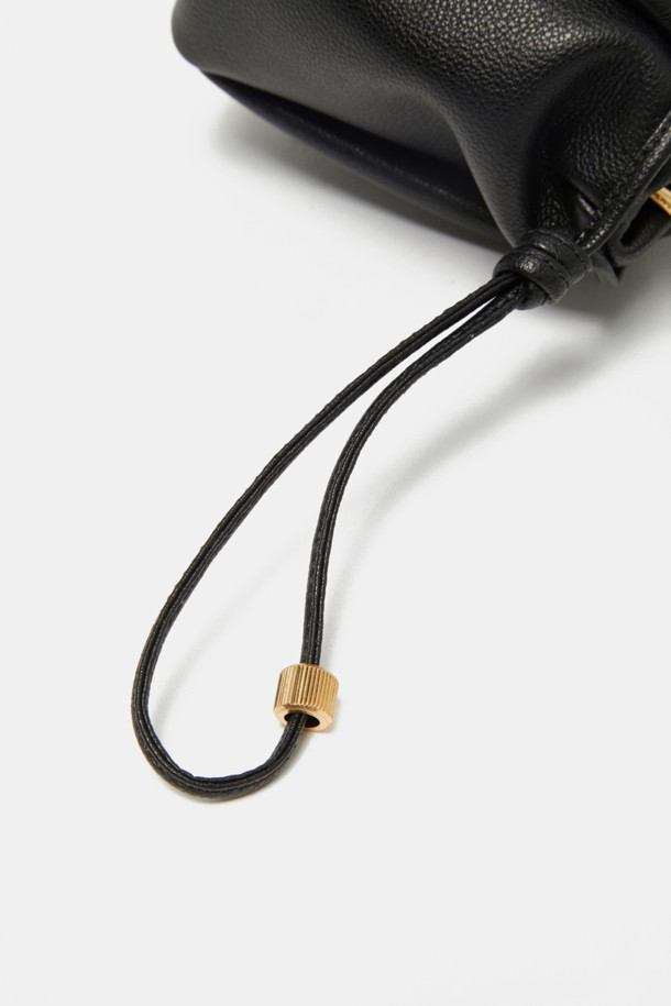 비아 크로스 25는 페미닌한 플리츠 바디와 스크류 디테일이 돋보이는 여성용 크로스백입니다. 부드러운 소가죽 소재와 미디엄 사이즈로 제작되어 데이트룩과 모임룩에 적합하며, 클래식, 미니멀, 걸리시 스타일을 모두 아우릅니다. 탈부착 가능한 스트랩으로 클러치백으로도 활용 가능하며, 내부에는 2개의 오픈 포켓이 있어 실용적입니다. 자연스러운 볼륨감을 살린 원통형 디자인과 골드 컬러 마감 브라스 하드웨어, 지퍼형 잠금 방식으로 고급스러움을 더했습니다.
