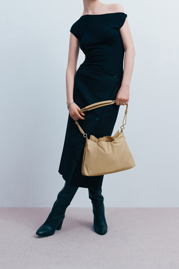 플러피 팝 숄더 34는 부드러운 나일론 소재로 제작된 여성용 숄더백입니다. 주름 디테일이 돋보이는 여성스러운 디자인으로, 탈부착 가능한 스트랩으로 다양한 스타일 연출이 가능합니다. 생활 방수 기능과 넉넉한 수납력, 내부 포켓과 지퍼 포켓으로 데일리 백으로 활용하기 좋습니다. 단, 날카로운 물건에 취약하니 주의하여 사용하십시오.
