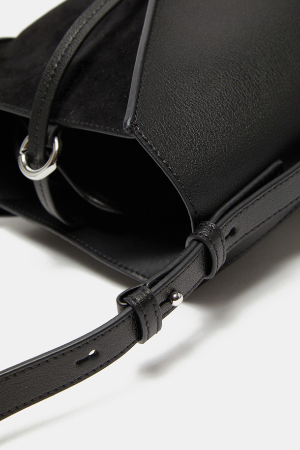 세련된 디자인의 Tenet 숄더 14 숄더백은 여성들을 위한 미디엄 사이즈 가방입니다. 부드러운 소가죽과 스웨이드 소재의 조화가 돋보이며, 무지 패턴에 링 장식으로 포인트를 더했습니다. 탈부착 가능한 스트랩과 분리형 파우치로 실용성을 높였으며, 3way 연출(숏 숄더, 롱 숄더, 크로스백)이 가능하여 다양한 스타일을 소화할 수 있습니다. 블랙과 브라운 두 가지 색상으로 출시되었으며, 실버 하드웨어와 사선 절개라인 디자인이 특징입니다. 미니멀하고 클래식한 무드로 출근룩과 모임룩에 모두 잘 어울립니다.
