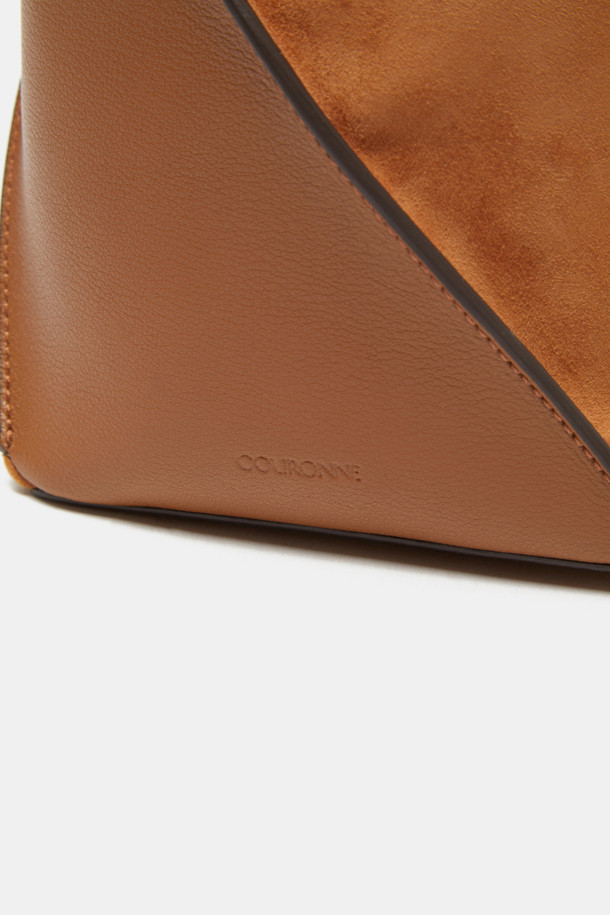 테넷 숄더 14 (Tenet Shoulder 14)는 여성스러운 스타일을 완성하는 미디엄 사이즈 숄더백입니다. 블랙과 브라운 두 가지 색상으로 출시되었으며, 소가죽과 스웨이드 소재의 조화가 고급스러운 분위기를 연출합니다. 링 장식과 사선 절개 디자인, 실버 하드웨어는 미니멀하면서도 시크한 매력을 더합니다. 탈부착 가능한 스트랩과 분리형 파우치, 3 way 연출, 스트랩 길이 조절 기능으로 실용성을 높였으며, 오피스룩과 모임룩에 활용하기 좋습니다.
