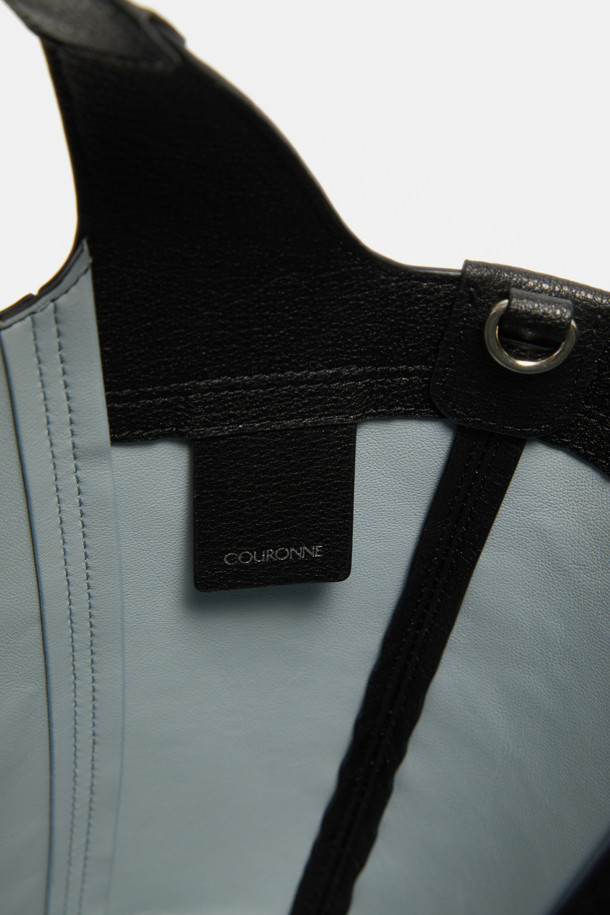 Teaberry 토트 17은 여성 사용자를 위해 디자인된 미디엄 사이즈 토트백입니다. 소가죽 소재에 그리드 패턴이 돋보이며, 블랙과 실버 두 가지 컬러로 제공됩니다. 3way 컨버터블 디자인으로 토트백, 숄더백, 크로스백 스타일 연출이 가능하며, 탈부착 스트랩과 경량 디자인으로 실용성을 더했습니다. 스크래치 방지 기능과 PU 안감, 실버 하드웨어, 다용도로 활용 가능한 특징이 있어 오피스룩, 모임룩, 데이트룩 등 다양한 TPO에 클래식, 미니멀, 시크 스타일을 연출하기 좋습니다.
