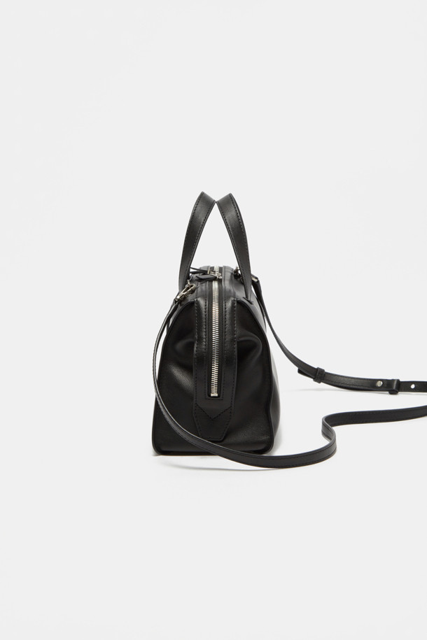 자하 하디드의 건축물에서 영감을 받아 유연한 라인으로 디자인된 Ruvo Tote 26 (루보 토트 26) 토트백입니다. 부드러운 네이키드 타입 소가죽 소재의 미디엄 사이즈 블랙 컬러 가방으로, 미니멀한 스타일과 실버 하드웨어 장식이 세련된 느낌을 더합니다. 탈부착 및 길이 조절 가능한 스트랩으로 3way 연출이 가능하며, 지퍼형 잠금 방식과 내부 지퍼 포켓, 내부 포켓으로 실용성을 높였습니다. 출근룩과 오피스룩, 그리고 미니멀, 클래식, 시크한 스타일을 즐겨 입는 여성분들께 데일리백으로 추천합니다.
