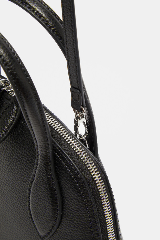 플레비 토트 27은 소가죽 소재의 여성용 미디엄 사이즈 토트백입니다. 블랙 컬러의 무지 디자인으로, 라운드형 쉐입과 클래식한 스타일을 연출합니다. 탈부착 가능한 스트랩과 내부 포켓이 있어 실용성을 높였으며, 엠보 슈렁큰 가공으로 고급스러운 질감을 더했습니다. 오피스룩, 출근룩, 모임룩에 매치하여 클래식, 미니멀, 시크한 무드를 완성할 수 있습니다. 실버 유광 하드웨어 디테일이 세련된 포인트를 더합니다.
