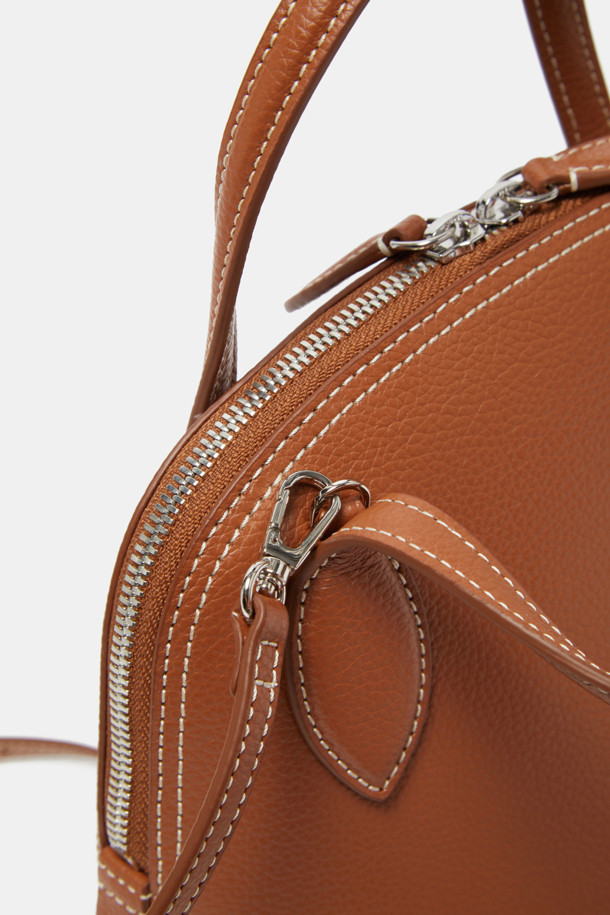 플레비 토트 27은 부드러운 소가죽 소재의 미디엄 사이즈 토트백입니다. 브라운 컬러에 무지 패턴으로, 클래식하고 미니멀한 스타일을 연출합니다. 엠보 슈렁킨 가공으로 고급스러운 질감을 더했으며, 실버 유광 하드웨어와 라운드 형태가 특징입니다. 탈부착 가능한 스트랩과 내부 포켓이 있어 실용적이며, 데일리백, 숄더백, 크로스백으로 다양하게 활용 가능합니다. 출근룩, 모임룩 등 일상적인 용도로 적합합니다.
