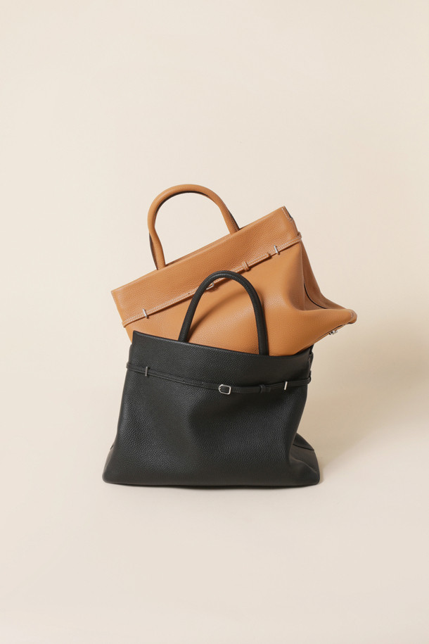 세련된 Adele 토트 36은 브라운과 카멜 두 가지 색상으로 출시된 여성용 토트백입니다. 가죽 소재로 제작되어 고급스러운 느낌을 주며, 미디엄 사이즈로 실용성을 더했습니다. 사각형 디자인에 지퍼형 잠금 방식으로 소지품을 안전하게 보관할 수 있습니다. 숄더 스트랩이 있어 숄더백으로도 활용 가능하며, 오피스룩, 비즈니스 캐주얼, 모임룩 등 다양한 TPO에 잘 어울립니다. 클래식, 미니멀, 시크 스타일을 즐겨 입는 여성에게 추천합니다.
