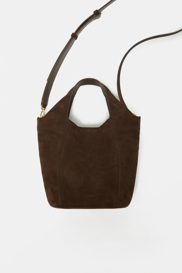 세련된 무드를 연출하는 '티베리 토트 17 스웨이드' 입니다. 부드러운 스웨이드 소재와 브라운 컬러가 만나 고급스러운 분위기를 자아냅니다. 미디엄 사이즈의 반원 모양 토트백으로, 숄더 스트랩이 있어 크로스바디 스타일로도 연출 가능합니다. 오픈형 잠금 방식을 채택하여 편리하게 소지품을 꺼낼 수 있으며, 데이트룩, 모임룩, 출근룩 등 다양한 TPO에 활용 가능합니다. 클래식, 미니멀, 시크 스타일을 즐겨 입는 여성분들께 추천합니다.
