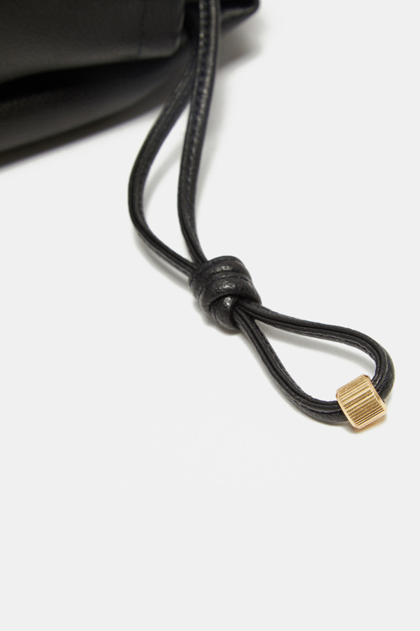 세련된 여성의 일상과 특별한 날을 빛내줄 비아 토트 32 토트백입니다. 부드러운 소가죽 소재에 엠보싱 패턴을 더해 고급스러운 느낌을 선사하며, 플리츠와 스크류 디테일로 포인트를 주어 클래식하면서도 시크한 매력을 강조합니다. 2-way 스타일로 숄더 스트랩 탈부착 및 조절이 가능하여 출근룩, 오피스룩, 모임룩 등 다양한 TPO에 맞춰 활용할 수 있습니다. 내부에는 지퍼 포켓 1개와 오픈 포켓 1개가 있어 실용적인 수납이 가능하며, 미디엄 사이즈로 데일리 아이템을 넉넉하게 수납할 수 있습니다. 골드와 실버 하드웨어, 사각 모양에 마그네틱형 잠금 방식으로 편리함까지 더했습니다.
