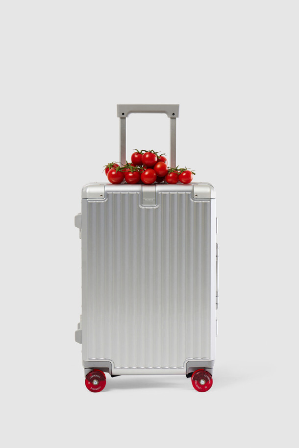 베이글 캐리어 전용 교체용 휠, Bagel Color Wheel Set (Red)입니다. 지름 5.5cm의 레드 컬러 플라스틱 휠로, 가방 커스터마이징에 활용할 수 있습니다. 구성품은 컬러휠 8PCS, 렌치 2PCS, 볼트, 베어링, 휠 체인지 매뉴얼로 이루어져 있으며, 10가지 컬러 선택이 가능합니다.
