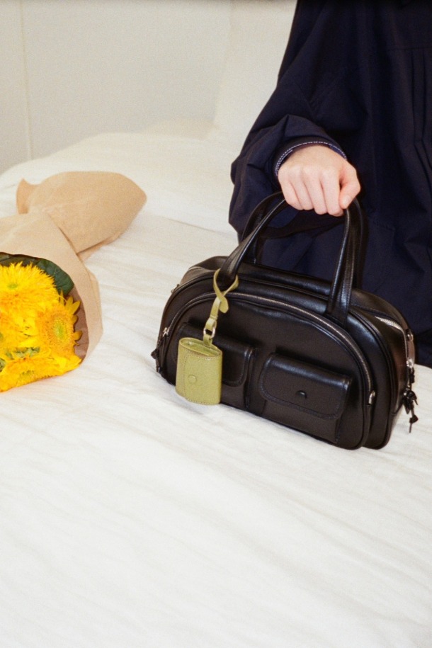 Buttony 에어팟 케이스는 합성가죽 소재의 미니멀한 사각 디자인으로, 동네 마실룩, 카페룩, 여행룩 등 다양한 TPO에 어울립니다. 실버 컬러에 스냅형 잠금 방식으로 편리함을 더했으며, 탈부착 스트랩과 내부 수납공간이 있어 실용적입니다. 모든 에어팟 세대 및 갤럭시 버즈와 호환 가능하며, 작은 립스틱 수납도 가능합니다. 미니멀하고 클래식한 디자인으로 여름 시즌에 특히 적합하며, 관리가 용이합니다.
