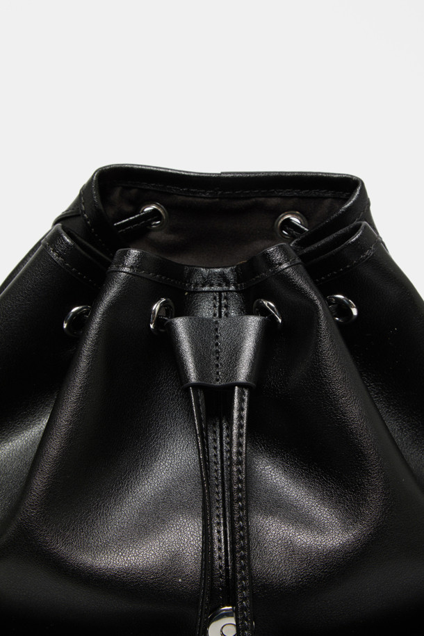 Buttony 백팩 24는 부드러운 소가죽 소재의 여성용 백팩입니다. 24 사이즈로, 플랩 디자인과 버클, 실버 하드웨어 장식이 돋보이며, 사각 모양에 무지 패턴으로 제작되었습니다. 사이즈 조절과 손잡이 기능을 갖췄으며, 부드러운 실루엣과 구조적인 디테일이 특징입니다. 외부 오픈 포켓 2개, 지퍼 포켓 1개, 내부 백패널 포켓 1개, 버튼형 잠금과 조임 끈으로 내용물을 안전하게 보관할 수 있습니다. 오피스룩, 출근룩, 모임룩 등 다양한 TPO에 클래식, 미니멀, 시크한 스타일을 더해줍니다.
