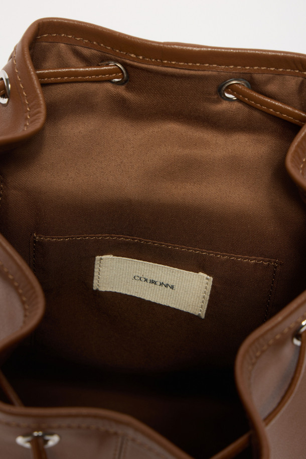 버터니 백팩 24는 부드러운 소가죽 소재의 여성 가방입니다. 브라운 컬러의 무지 디자인으로, 버튼, 지퍼, 드로우스트링 디테일이 돋보이며, 미디엄 사이즈의 사각형 쉐입을 갖추었습니다. 외부 오픈 포켓 2개, 지퍼 포켓 1개, 내부 백패널 오픈 포켓 1개로 실용적인 수납력을 제공하며, 조절 가능한 스트랩으로 편안한 착용감을 선사합니다. 글로시 마감으로 고급스러움을 더하여 데이트룩, 쇼핑룩, 카페룩 등 다양한 TPO에 클래식, 미니멀, 시크 스타일을 연출하기 좋습니다.
