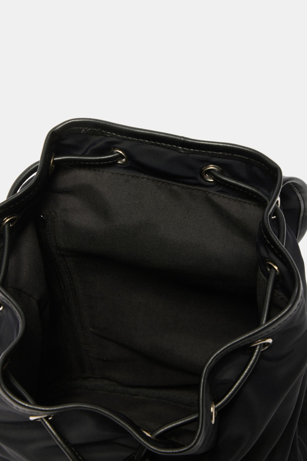 Buttony 백팩 24 나일론은 여성용 가방으로, 미니멀, 클래식, 시크한 스타일을 연출합니다. 부드러운 곡선 실루엣과 구조적 디테일, 자연스러운 볼륨감이 특징이며, 블랙 컬러의 무지 디자인으로 어떤 룩에도 잘 어울립니다. 나일론, 합성가죽, 소가죽 소재가 사용되었으며, 실버 하드웨어와 버클, 버튼 장식이 돋보입니다. 24 사이즈의 사각형 가방으로, 데이트룩, 카페룩, 쇼핑룩에 적합하며, 외부 및 내부 포켓을 갖춰 수납력을 높였습니다.
