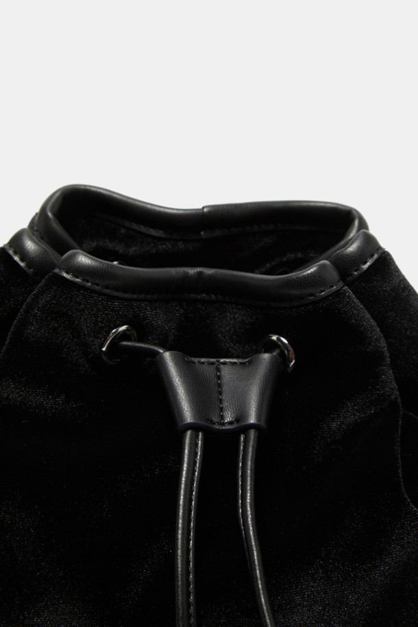 블랙 벨벳 소재의 Buttony 백팩 24 벨벳은 미니멀하고 모던한 스타일을 추구하는 여성들을 위한 백팩입니다. 24 사이즈로, 출근룩과 모임룩 모두에 잘 어울립니다. 사각 디자인에 버튼 디테일이 포인트로 들어가 있으며, 숄더 스트랩으로 편안하게 착용할 수 있습니다. 클래식하고 시크한 스타일을 연출하기 좋으며, 일상생활에서 활용하기 좋은 실용적인 가방입니다.
