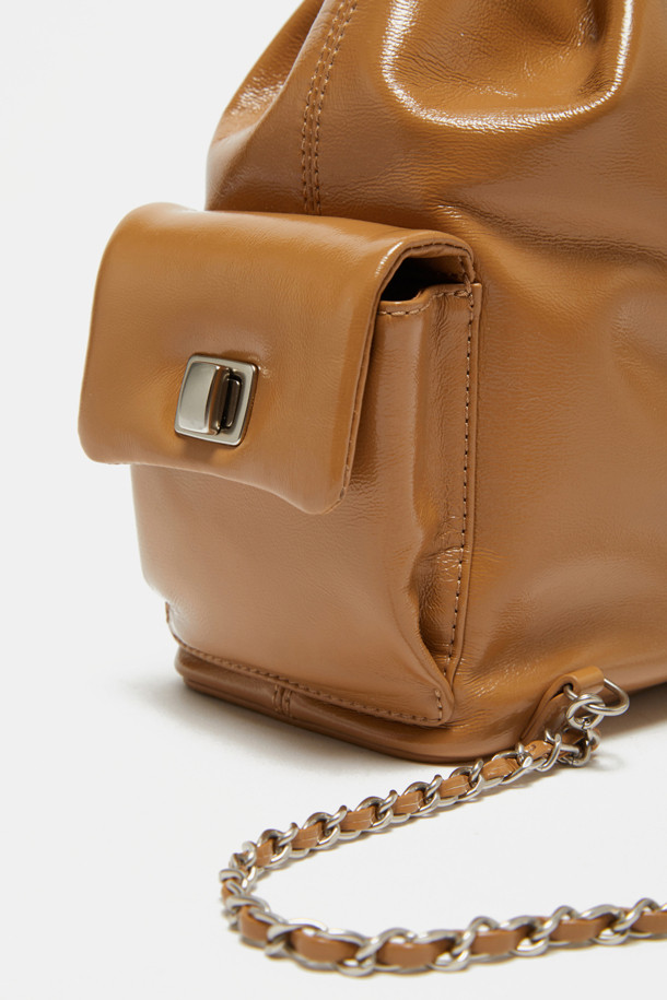 세련된 디자인의 노아 체인 백팩 29 (Noa Chain Backpack 29)을 소개합니다. 부드러운 소가죽 소재로 제작되었으며, 매트 실버 하드웨어와 글로시 마감으로 고급스러움을 더했습니다. 미디엄 사이즈의 사각 쉐입 백팩으로, 11인치 iPad 수납이 가능하며 양쪽 사이드 포켓과 내부 포켓 1개로 실용성을 높였습니다. 숄더백, 크로스백, 핸드백으로 변형 가능하여 다양한 스타일 연출이 가능하며, 체인 디테일로 포인트를 주어 데이트룩, 쇼핑룩, 모임룩 등 어떤 TPO에도 잘 어울립니다. 미니멀하고 시크한 스타일을 선호하는 여성분들께 추천합니다.
