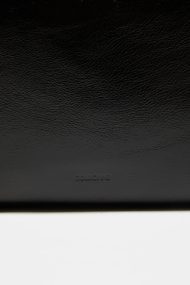 Noa 체인 백팩 29는 여성들을 위한 미디엄 사이즈의 블랙 소가죽 백팩입니다. 광택 있는 가죽 마감과 사각 쉐입, 체인 장식이 클래식하면서도 모던한 스타일을 연출합니다. 태블릿 수납이 가능하며, 내부 포켓과 측면 포켓으로 실용성을 더했습니다. 숄더백 또는 크로스백으로 변형하여 오피스룩, 모임룩 등 다양한 TPO에 활용 가능하며, 미니멀하고 시크한 스타일을 완성합니다. 버클형 잠금 방식으로 안전하게 소지품을 보관할 수 있습니다.
