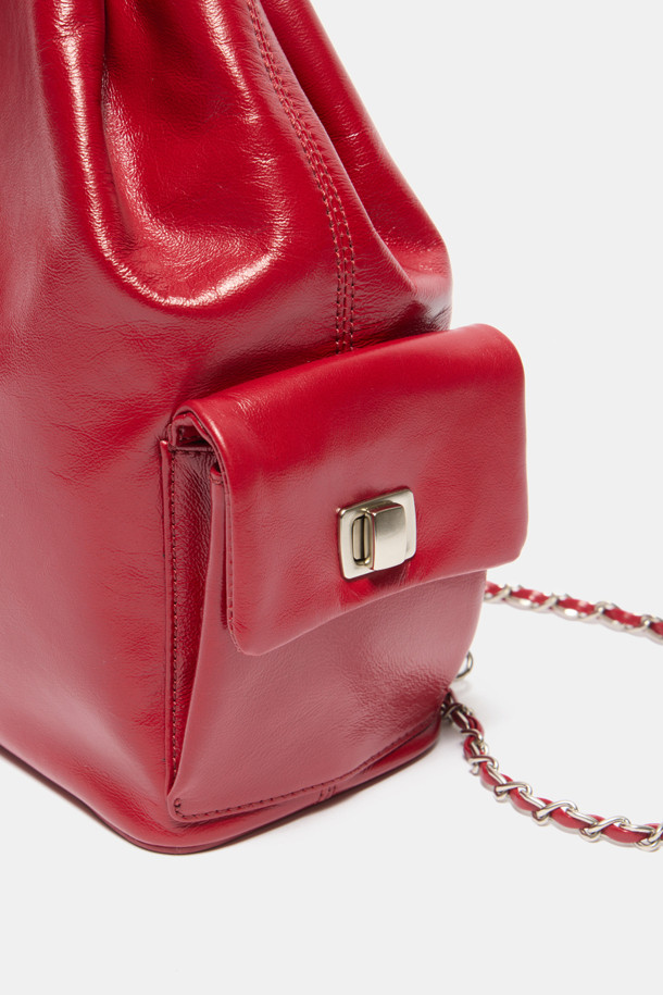 Noa 체인 백팩 29는 여성스러운 매력을 더해줄 미디엄 사이즈의 사각 백팩입니다. 소가죽 소재의 레드 컬러, 무지 패턴 디자인으로 클래식하고 엘레강스한 스타일을 연출합니다. 11인치 아이패드 수납이 가능하며, 내부 포켓, 측면 포켓이 있어 실용적입니다. 숄더, 크로스, 백팩 3way로 연출 가능하며, 체인 스트랩으로 길이 조절이 가능하여 데이트룩, 모임룩 등 다양한 TPO에 맞춰 시크하고 미니멀한 스타일을 완성할 수 있습니다. 매트 실버 하드웨어 디테일이 고급스러움을 더합니다.
