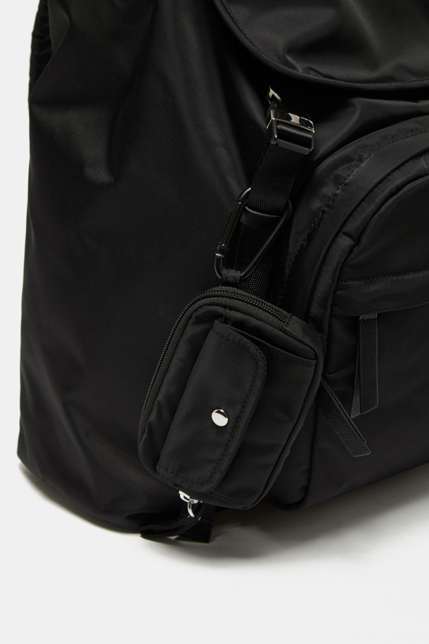 Mova 백팩 34는 남녀 모두 사용 가능한 미디엄 사이즈의 사각 백팩입니다. 블랙 색상의 무지 패턴으로 미니멀, 캐주얼, 클래식 스타일을 연출하며, 여행룩에 잘 어울립니다. 13인치, 16인치 노트북 및 태블릿을 수납할 수 있으며, 분리형 수납 파우치와 전면 지퍼 포켓이 있어 실용적입니다. 나일론 소재에 지퍼와 버클 디자인 장식이 더해졌으며, 조절 가능한 스트랩과 지퍼형 잠금 방식으로 편리함을 더했습니다. 일상 및 여행 시 유용하게 사용할 수 있습니다.
