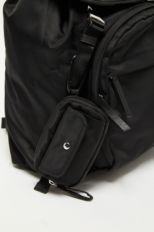 **Mova 백팩 29**는 여성용 미디엄 사이즈 백팩으로, 나일론 소재의 무지 디자인에 버클 장식이 돋보입니다. 수납의 편의성을 높이는 다양한 특징들을 갖추고 있는데, 태블릿/아이패드 수납이 가능하며, 분리형 멀티 파우치와 2개의 외부 지퍼 포켓, 1개의 내부 오픈 포켓, 그리고 1개의 내부 지퍼 포켓이 있습니다. 또한 외부 패스스루 지퍼가 있어 편리하며, 가방은 사각형 모양으로 지퍼와 버클로 잠글 수 있습니다. 일상생활에서 미니멀하고 캐주얼한 스타일을 연출하기에 적합합니다.
