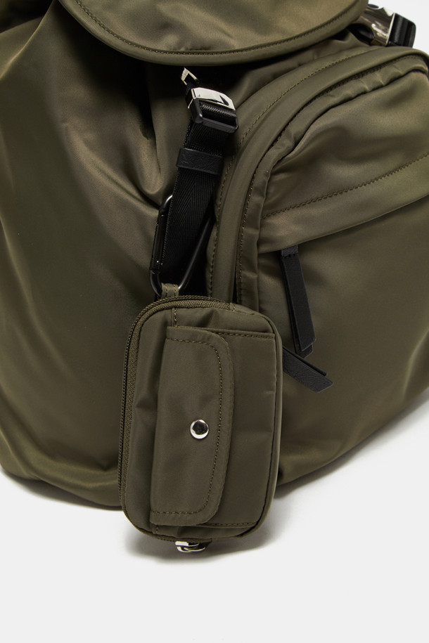 Mova 백팩 29는 여성용 미디엄 사이즈의 나일론 소재 가방입니다. 무지 패턴의 사각 디자인으로, 지퍼 포켓과 멀티 파우치 등의 디자인 장식이 돋보입니다. 13인치 디바이스 수납이 가능하며, 사이즈 조절 및 손잡이 기능이 갖춰져 있습니다. 소프트 바디 구조와 더불어 외부 지퍼 포켓 2개, 내부 오픈 포켓 1개, 내부 지퍼 포켓 1개, 외부 패스스루 지퍼 1개, 분리형 멀티 파우치, 조절 가능한 스트랩 등으로 실용성을 더했습니다. 지퍼형 잠금 방식으로, 미니멀하고 베이직한 스타일을 연출하여 일상생활에서 활용하기 좋습니다.
