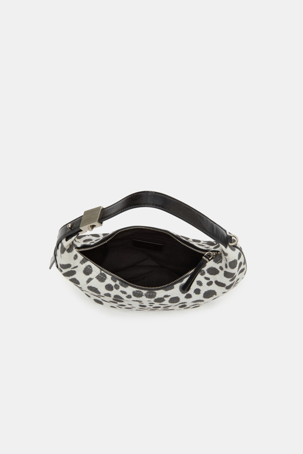 파고레스 크로스 31 밤비는 여성용 크로스백으로, 블랙과 화이트 두 가지 색상으로 만나볼 수 있습니다. 부드러운 가죽 소재에 귀여운 도트 및 애니멀 패턴이 돋보이며, 미디엄 사이즈로 제작되어 실용성을 더했습니다. 사각형 쉐입에 지퍼형 잠금 방식으로 소지품을 안전하게 보관할 수 있으며, 숄더 스트랩으로 편안하게 착용 가능합니다. 데이트룩, 모임룩 등 특별한 날은 물론, 미니멀, 시크 스타일에 맞춰 일상에서도 세련되게 연출할 수 있습니다.
