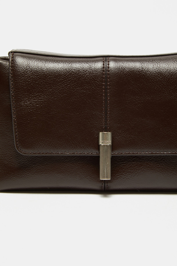 피벗 크로스 21 (Pivot Cross 21)은 부드러운 소가죽 소재와 자연스러운 광택, 주름이 돋보이는 여성 숄더백 겸 크로스백입니다. 크림색과 다크브라운 두 가지 색상으로 출시되었으며, 클래식, 미니멀, 시크한 스타일을 연출하기 좋습니다. 팬 형태의 디자인에 체인, 메탈 장식, D링 디테일이 더해져 세련된 무드를 선사합니다. 내부에는 오픈 포켓 1개, 백패널 포켓 1개, 백패널 우측 포켓 1개가 있어 수납력을 높였으며, 데이트룩, 모임룩, 카페룩에 포인트를 더할 수 있습니다. 25FW 시즌을 맞아 선보이는 트렌디한 가방입니다.
