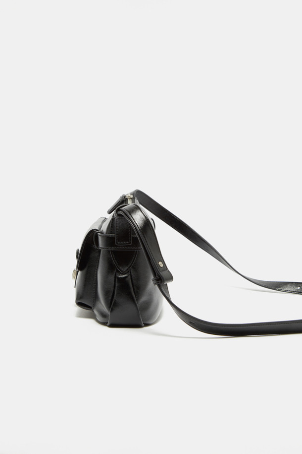 노아 포켓 크로스 31은 라미네이트 가죽과 옥스포드 코튼 소재로 제작된 여성용 크로스백입니다. 블랙, 브라운, 카멜 세 가지 색상으로 출시되었으며, 미니멀하고 모던한 스타일을 추구합니다. 사각형 디자인에 실버 하드웨어 장식이 더해졌으며, 생활 방수 기능과 내부 지퍼 포켓, 탈부착 가능한 스트랩으로 실용성을 높였습니다. 2way 착용이 가능하며, 출근룩과 모임룩에 모두 잘 어울리는 아이템입니다.
