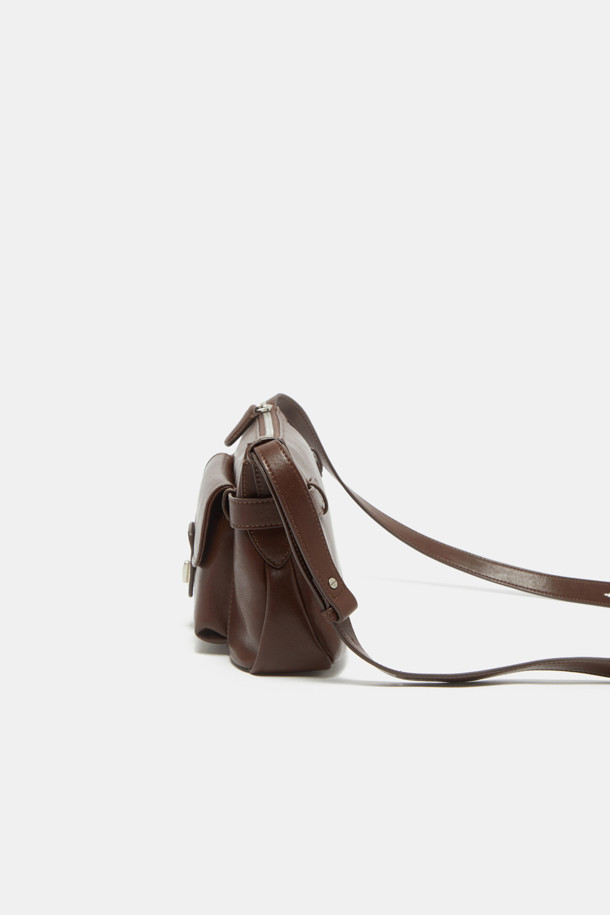 Noa 포켓 크로스 31은 여성 고객을 위한 미니멀하고 시크한 스타일의 크로스백입니다. 블랙, 브라운, 카멜 세 가지 색상으로 출시되었으며, 천연 가죽 소재에 실버 하드웨어 장식으로 포인트를 더했습니다. 옥스포드 원단 안감과 내부 지퍼 포켓, 탈부착 가능한 크로스 스트랩으로 실용성을 높였으며, 2way 착용이 가능합니다. 사각 쉐입에 생활 방수 기능을 갖춰 출근룩과 모임룩 등 일상생활에서 폭넓게 활용할 수 있습니다. 라미네이팅 처리, 스크래치 방지, 내구성 강화, 관리 용이한 특징을 갖춘 가방입니다.
