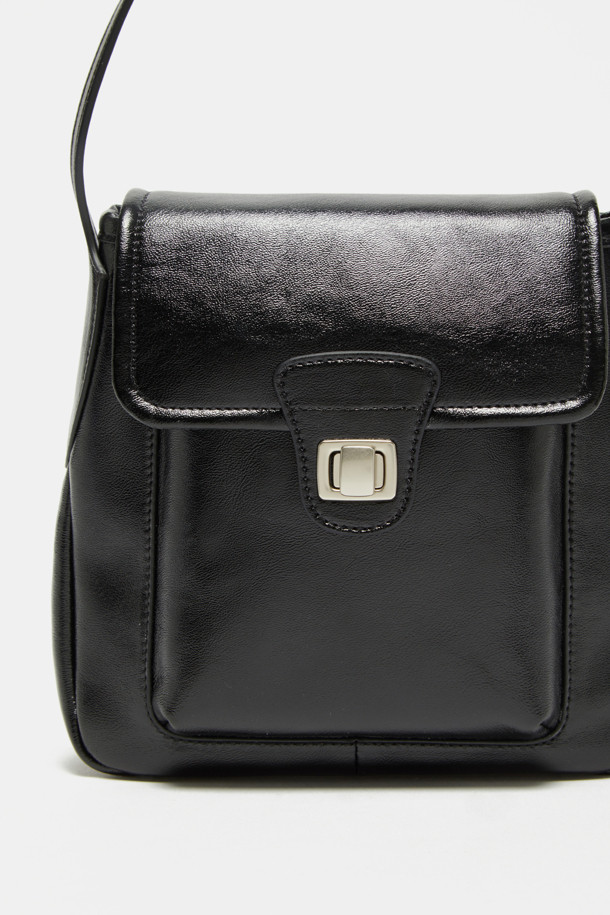 Noa 포켓 크로스 19는 여성스러운 스타일을 돋보이게 해주는 블랙 컬러의 미디엄 사이즈 가죽 크로스백입니다. 유행을 타지 않는 사각 쉐입에 미니멀하고 시크한 디자인으로, 오피스룩, 출근룩, 모임룩 등 다양한 TPO에 활용하기 좋습니다. 숄더 스트랩과 자석형 잠금 방식으로 실용성을 더했으며, 무지 디자인으로 어떤 스타일에도 잘 어울립니다. 가죽 소재 특유의 고급스러운 질감은 클래식한 분위기를 연출합니다. 데일리백으로 활용하기 좋은 아이템입니다.
