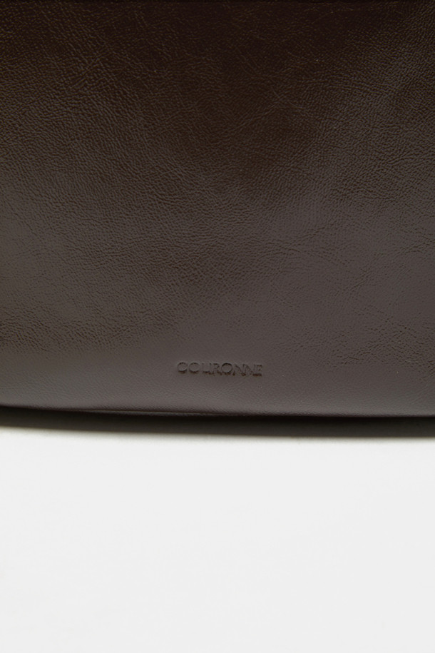 Noa 포켓 크로스 19는 여성스러운 매력을 더해줄 가죽 소재의 미디엄 사이즈 크로스백입니다. 브라운 컬러의 심플한 디자인에 버클 장식으로 포인트를 주어 클래식, 미니멀, 시크 스타일을 연출하기 좋습니다. 숄더 스트랩 탈부착이 가능하여 다양한 스타일로 활용할 수 있으며, 일상, 출근룩, 모임룩, 데이트룩 등 폭넓은 TPO에 잘 어울립니다. 마그네틱형 잠금 방식으로 편리하게 사용할 수 있는 실용적인 가방입니다.
