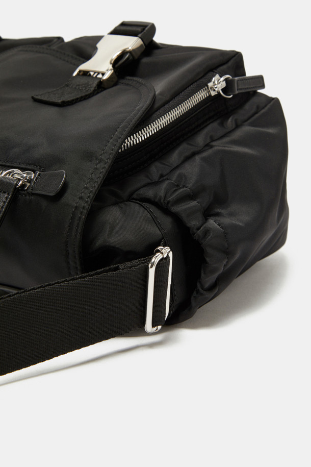 모바 메신저 크로스 36은 미디엄 사이즈의 사각 메신저백으로, 나일론과 폴리우레탄 소재로 제작되어 내구성이 뛰어납니다. 블랙 컬러의 무지 디자인으로, 미니멀, 시크, 캐주얼 스타일을 연출하기 좋습니다. 13인치 아이패드 수납이 가능하며, 멀티 수납 공간과 탈부착 가능한 멀티 파우치를 통해 수납력을 높였습니다. 도시적인 무드를 자아내며, 탈부착 가능한 카라비너와 지퍼 디자인으로 실용성을 더했습니다. 일상 및 여행룩에 모두 잘 어울리는 유니섹스 디자인의 메신저백입니다.
