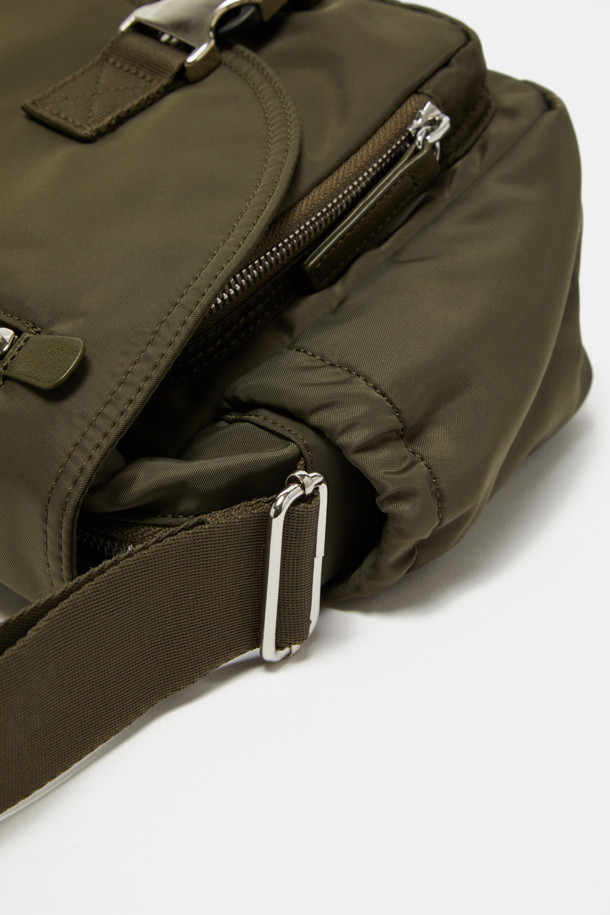 Mova 메신저 크로스 36은 남녀공용으로, 미니멀, 캐주얼, 시티보이 스타일을 즐기는 분들을 위한 가방입니다. 나일론과 폴리우레탄 소재로 제작되어 튼튼하며, 13인치 사이즈의 미디엄 크기로 넉넉한 수납 공간을 제공합니다. 무지 디자인에 실버 하드웨어 장식으로 포인트를 더했으며, 탈부착 가능한 멀티 파우치/지갑 분리가 가능합니다. 여행룩, 출근룩 등 다양한 TPO에 활용하기 좋으며, 전면 및 후면 지퍼 포켓, 우측 포켓, 내부 포켓 등 넉넉한 수납 공간을 갖춘 실용적인 사각 메신저백입니다. 지퍼형 잠금 방식으로 소지품을 안전하게 보관할 수 있습니다.
