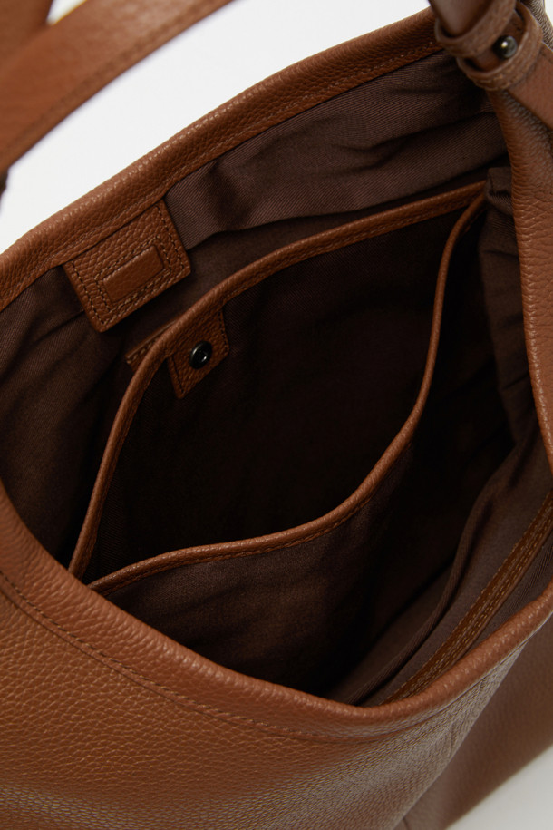 Seine 숄더 36은 여성 고객을 위한 미디엄 사이즈의 브라운 컬러 가죽 숄더백입니다. 심플하고 미니멀한 디자인으로, 반원 형태의 가방 모양과 지퍼형 잠금 방식이 특징입니다. 클래식하고 미니멀한 스타일을 추구하며, 출근룩이나 모임룩에 세련된 포인트를 더할 수 있습니다. 일상생활에서 폭넓게 활용하기 좋은 실용적인 숄더백입니다.
