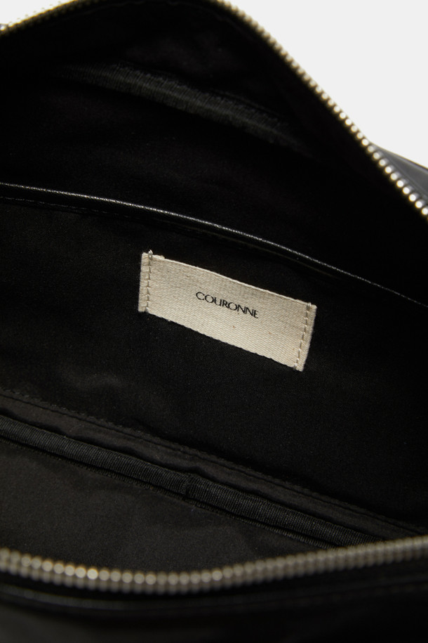 Hyper Zipper Shoulder 33 (하이퍼 지퍼 숄더 33)은 여성용 숄더백입니다. 블랙과 실버 두 가지 색상으로 제공되며, 합성가죽 소재에 사각형 모양으로 제작되었습니다. 도시적이고 트렌디한 디자인에 자연스러운 곡선 실루엣이 돋보이며, 지퍼 디테일이 포인트입니다. 숄더/크로스 2way로 활용 가능하며, 넉넉한 수납공간과 멀티 포켓, 조절 가능한 스트랩, 부드러운 촉감이 특징입니다. 일상 및 캐주얼, 쇼핑룩에 잘 어울리는 모던, 캐주얼, 스트릿 스타일의 가방입니다. 내부에는 1개의 메인 수납공간, 1개의 전면 지퍼 포켓, 1개의 패스스루 수납공간과 1개의 내부 정리 포켓이 있습니다.
