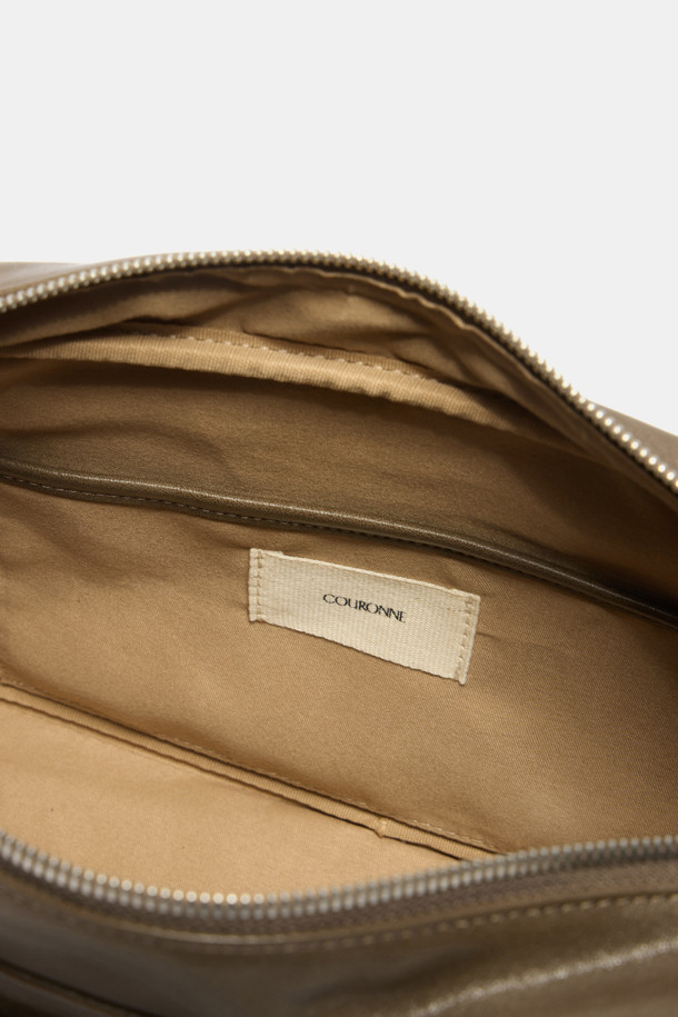 "하이퍼 지퍼 숄더 33"은 트렌디한 어반 무드를 연출하는 여성 숄더백입니다. 부드러운 합성가죽 소재에 실버 컬러와 무지 패턴으로 미니멀한 스타일을 강조했습니다. 자연스러운 주름 실루엣과 지퍼, 실버 하드웨어 장식이 세련된 포인트를 더하며, 33 사이즈로 넉넉한 수납 공간을 제공합니다. 숄더/크로스 2way 기능과 길이 조절 가능한 스트랩으로 실용성을 높였으며, 다수의 포켓(메인 앞 포켓 1개, 앞 지퍼 포켓 1개, 내부 오른쪽 포켓 1개)으로 소지품을 편리하게 정리할 수 있습니다. 캐주얼 룩에 특히 잘 어울리는 데일리 백입니다.
