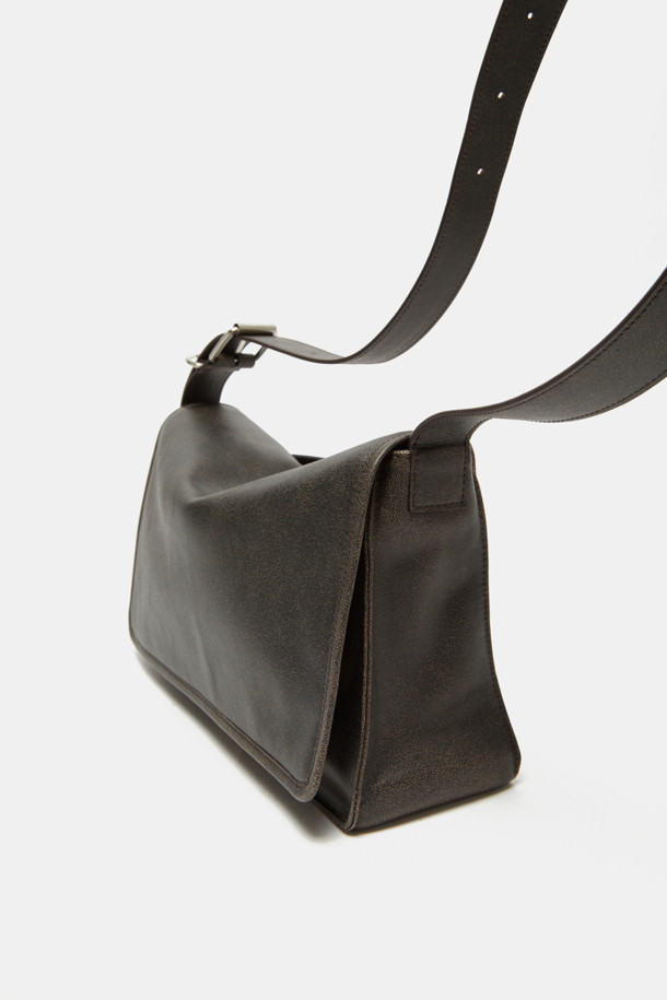 Due 숄더 33은 여성 고객을 위한 미디엄 사이즈의 사각 숄더백입니다. 부드러운 소가죽 소재에 버클 장식으로 포인트를 주어 클래식, 미니멀, 시크 스타일을 연출합니다. 내부에는 13인치 디바이스 수납이 가능하며, 오피스 포켓이 있어 실용성을 더했습니다. 2-way 착용이 가능하며, 조절 가능한 숄더 스트랩과 빈티지 텍스처, 매트 실버 하드웨어, 오버랩 프론트 플랩 디자인이 특징입니다. 오피스룩, 비즈니스 캐주얼, 모임룩에 잘 어울립니다.
