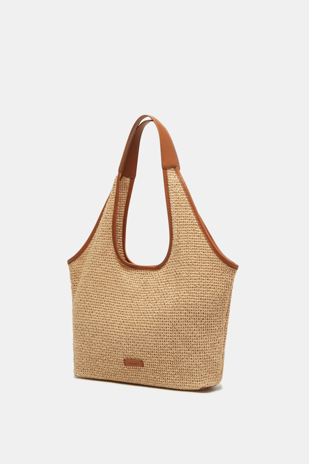 Seine Easy Shoulder 43 Raffia는 라지 사이즈의 여성 숄더백으로, 자연스러운 느낌의 Natural 컬러 라피아 소재와 합성가죽의 조화가 돋보입니다. 반원 모양에 무지 디자인으로, 15인치 노트북, 아이폰, 아이패드, 맥북 프로 등 다양한 소지품을 수납할 수 있으며, 마그네틱형 잠금 방식으로 편리하게 사용할 수 있습니다. 가볍고 방수 기능이 있으며 내부 포켓과 탈부착 가능한 보드를 갖춰 실용성을 더했습니다.
