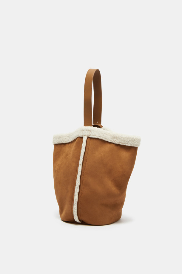 Haru 숄더 24 Fur는 여성용 숄더백으로, 캐주얼하고 미니멀한 스타일을 연출합니다. 실버 컬러의 양면 인조가죽과 퍼 소재로 제작되었으며, 미디엄 사이즈의 반원 모양 디자인이 특징입니다. 슬림한 디자인에 13인치 아이패드/태블릿 수납이 가능하며, 2-way 스타일링으로 다양한 연출이 가능합니다. 가을, 겨울 시즌에 어울리는 이 가방은 무지 디자인에 퍼 장식이 포인트이며, 1개의 포켓과 실버 하드웨어로 실용성을 더했습니다. 일상에서 편안하게 사용할 수 있는 숄더백입니다.
