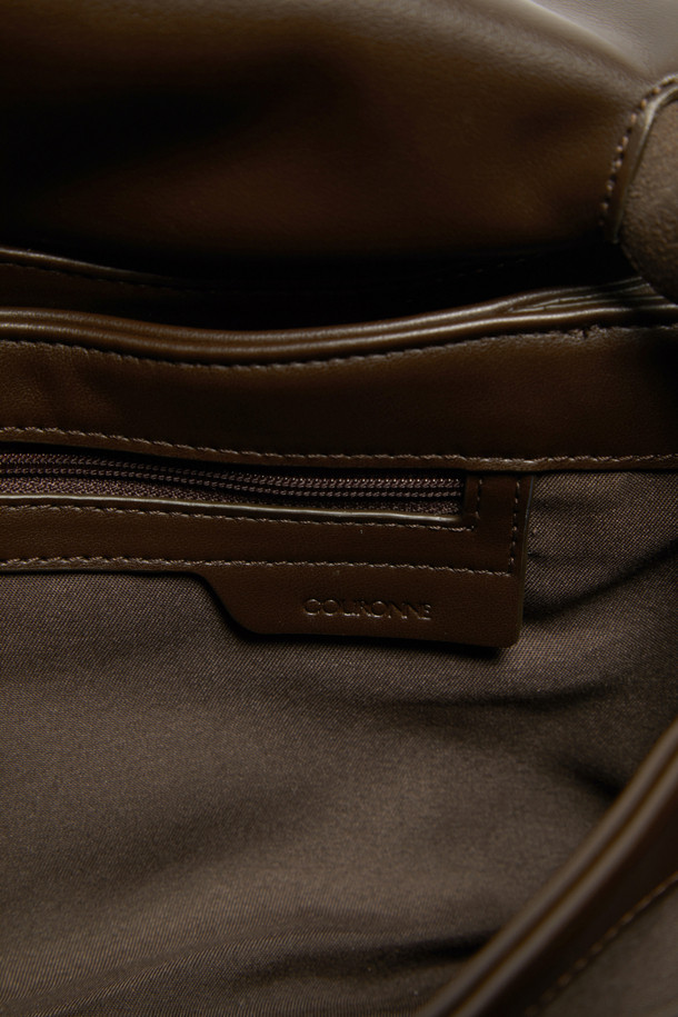 Fermier Tote 27 (페르미에 토트 27)은 여성스러운 스타일을 강조하는 미디엄 사이즈 토트백입니다. 브라운과 실버 컬러로 제공되며, 소가죽, 스웨이드, 합성가죽 소재를 사용하여 고급스러움을 더했습니다. 사각 형태에 스크류 장식을 더해 모던하고 캐주얼한 무드를 연출하며, 3단 수납공간, 내부 지퍼 포켓 1개, 내부 오픈 포켓 1개, 외부 후면 오픈 포켓 1개로 실용성을 높였습니다. 탈부착 가능한 스트랩과 사이즈 조절 기능으로 토트백, 숄더백, 크로스백 등 3-way 스타일링이 가능하여 출근룩과 모임룩에 모두 잘 어울립니다.
