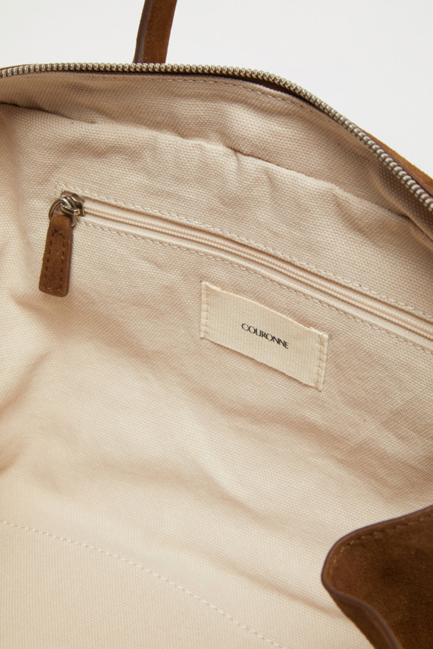 Due Tote 29 (Suede)는 부드러운 스웨이드와 가죽 소재로 제작된 여성용 미디엄 사이즈 토트백입니다. 블랙, 브라운, 다크 브라운 3가지 색상으로 출시되었으며, 사각 모양에 지퍼 잠금 방식을 갖추었습니다. 탈부착 가능한 스트랩과 넉넉한 수납공간, 아이폰/아이패드/맥북 수납이 가능하며, 3-way 스타일링, 내부 오픈 포켓 2개, 내부 지퍼 포켓 1개, 외부 오픈 포켓 1개로 실용성을 더했습니다. 심플, 클래식, 모던한 디자인으로 일상에서 폭넓게 활용할 수 있습니다.
